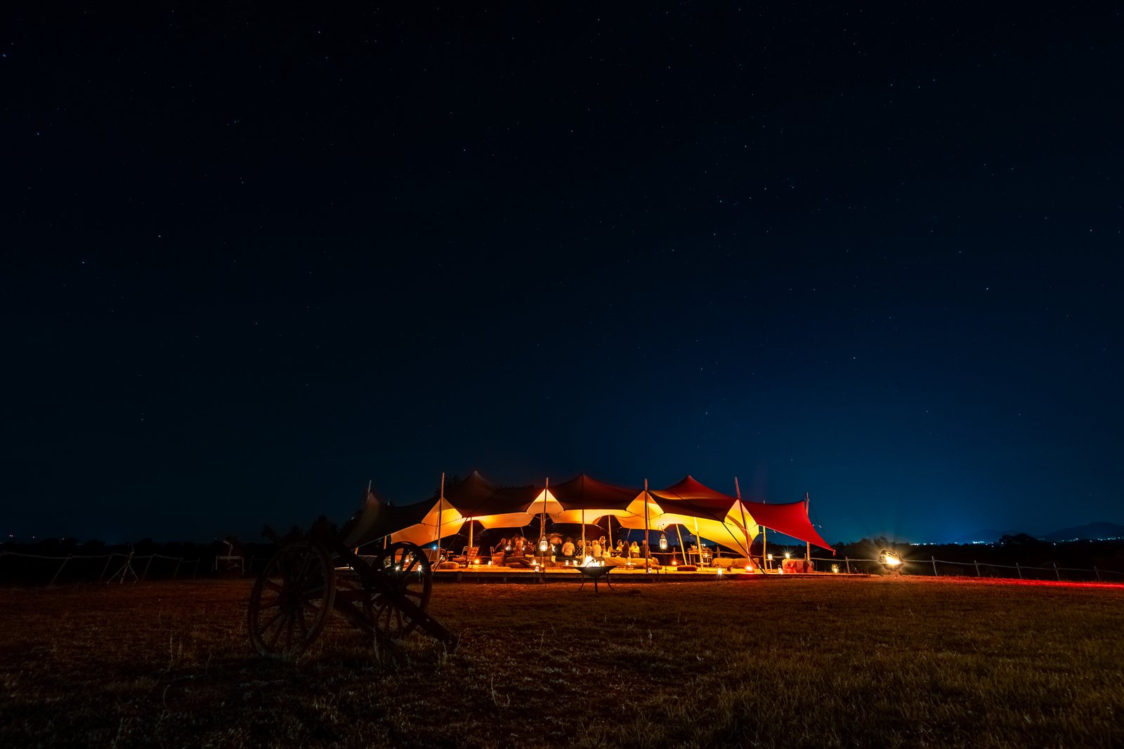 La tenda beduina illuminata di sera